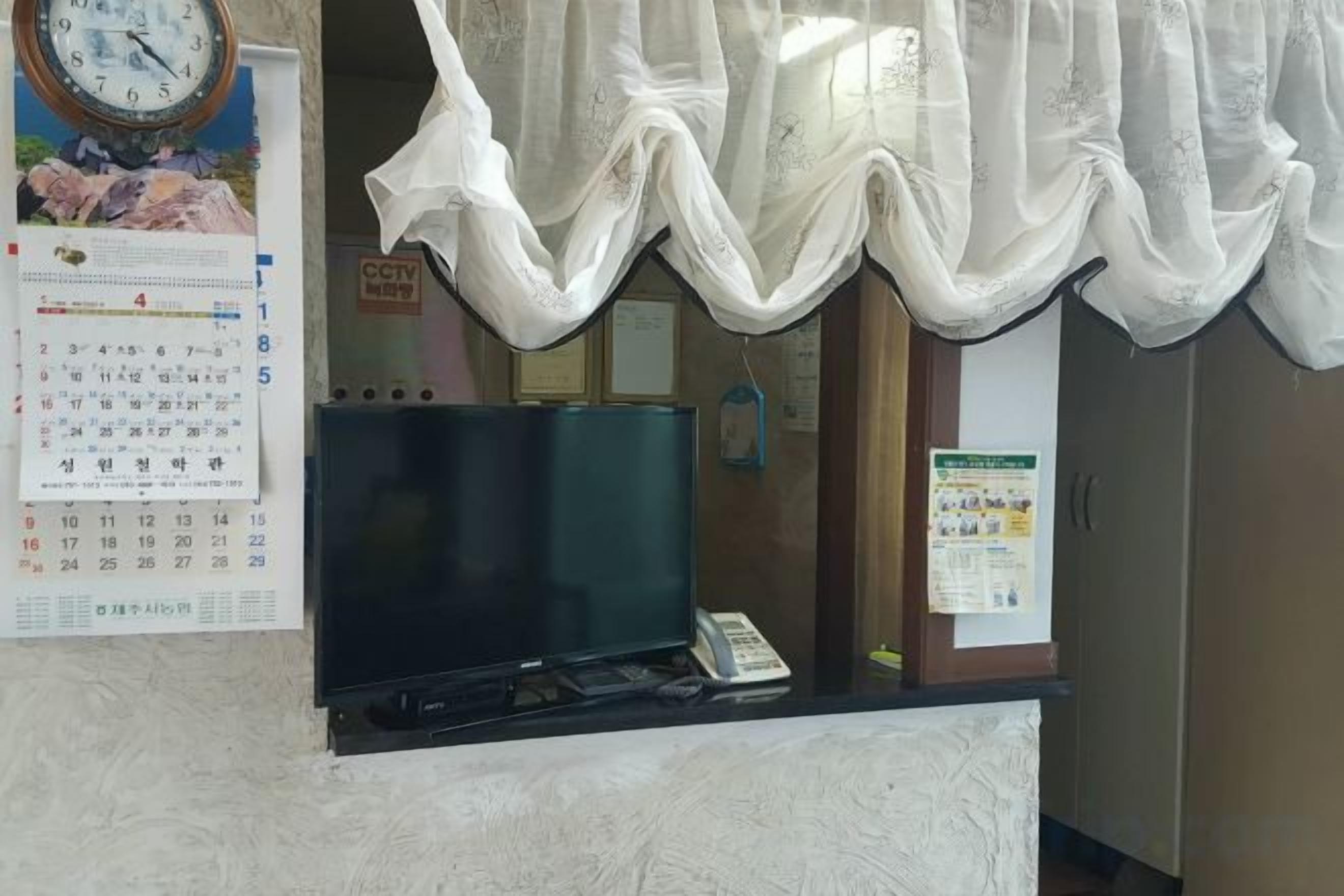 Una reception con un calendario, un orologio e un telefono.