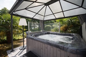 Bain à remous extérieur