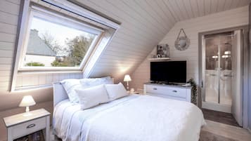 3 bedrooms, iron/ironing board, WiFi, bed sheets