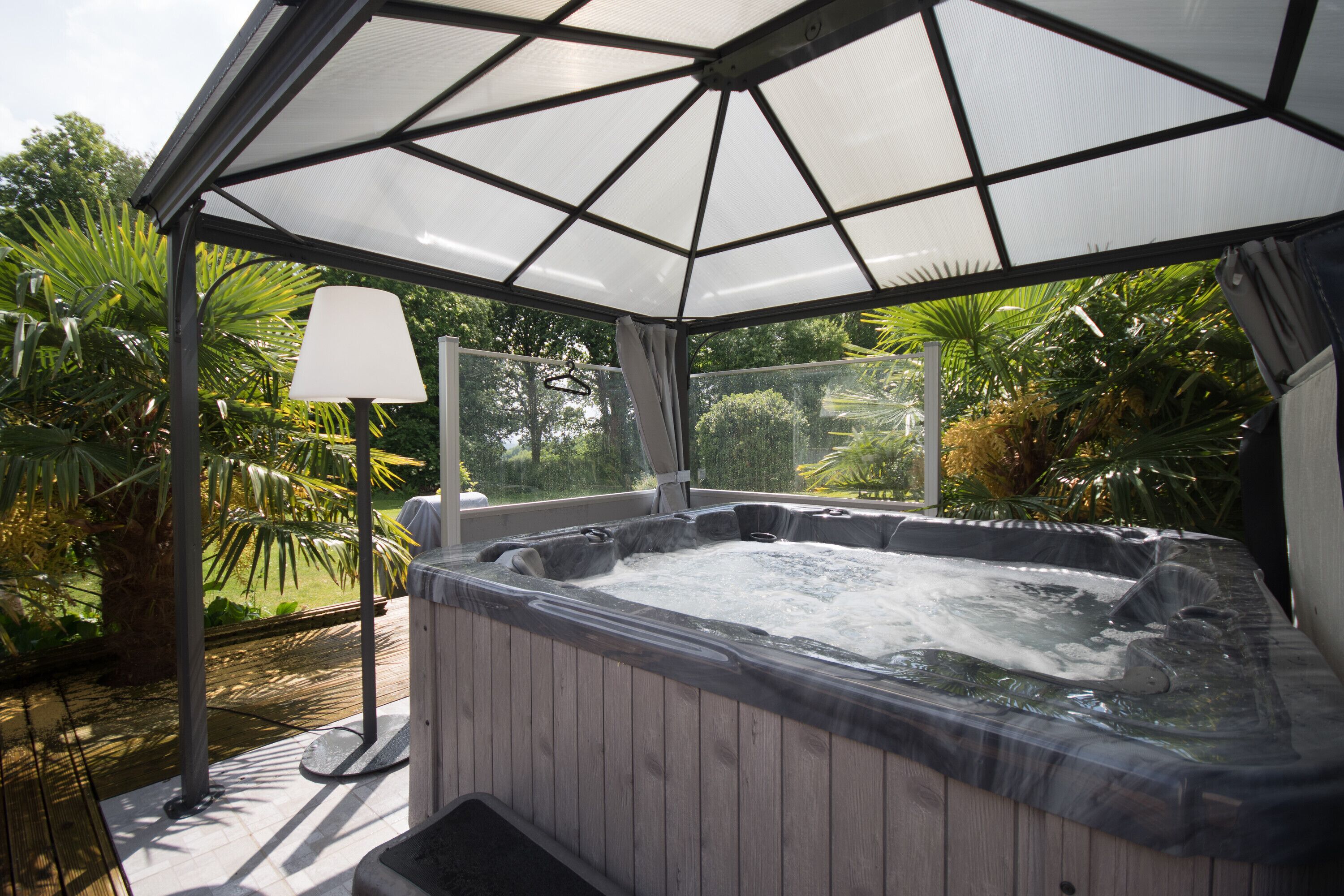 Tina de hidromasaje al aire libre