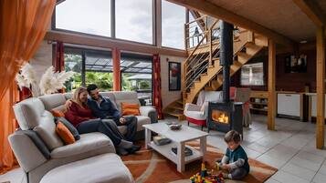 Televisión y chimenea