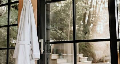 The Water’s Edge * * Unique Muskoka Treehouse * *