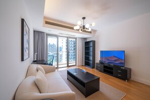 Căn hộ Superior, 1 phòng ngủ, bếp, quang cảnh thành phố | Phòng khách | Smart TV