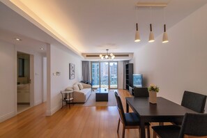 高級公寓, 1 間臥室, 廚房, 城市景觀 | 客廳 | 智慧型電視