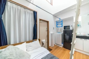 A bedroom with a bed, a bathroom, and a kitchenette. - Maison de Takinogawa (Tokyo)