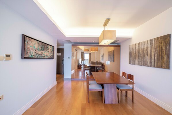 Superior Apartment, 2 Bedrooms, Kitchen, City View | Living room | Smart TV