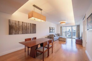 Departamento superior, 2 habitaciones, cocina, vista a la ciudad | Sala de estar | Smart TV