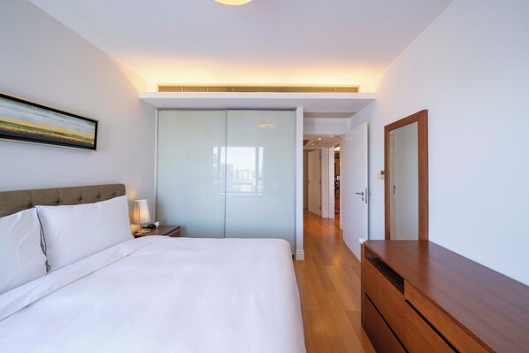 Departamento superior, 2 habitaciones, cocina, vista a la ciudad | Tabla de planchar con plancha y wifi gratis