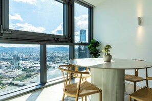 Dining - Luxury Apt w/ River & City view in Queens Wharf lv 46 (Brisbane City)
