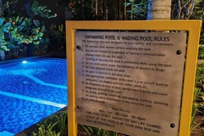 Un panneau indiquant les règles à respecter à la piscine et dans le bassin pour enfants.