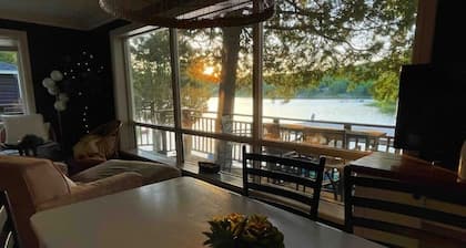 The Muskoka Nest – A Lakeside Treehouse Retreat