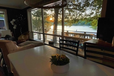 The Muskoka Nest – A Lakeside Treehouse Retreat