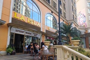 Un edifici amb un rètol que diu 'LA ISLA', indicant un restaurant i zona de servei de l'esmorzar.
