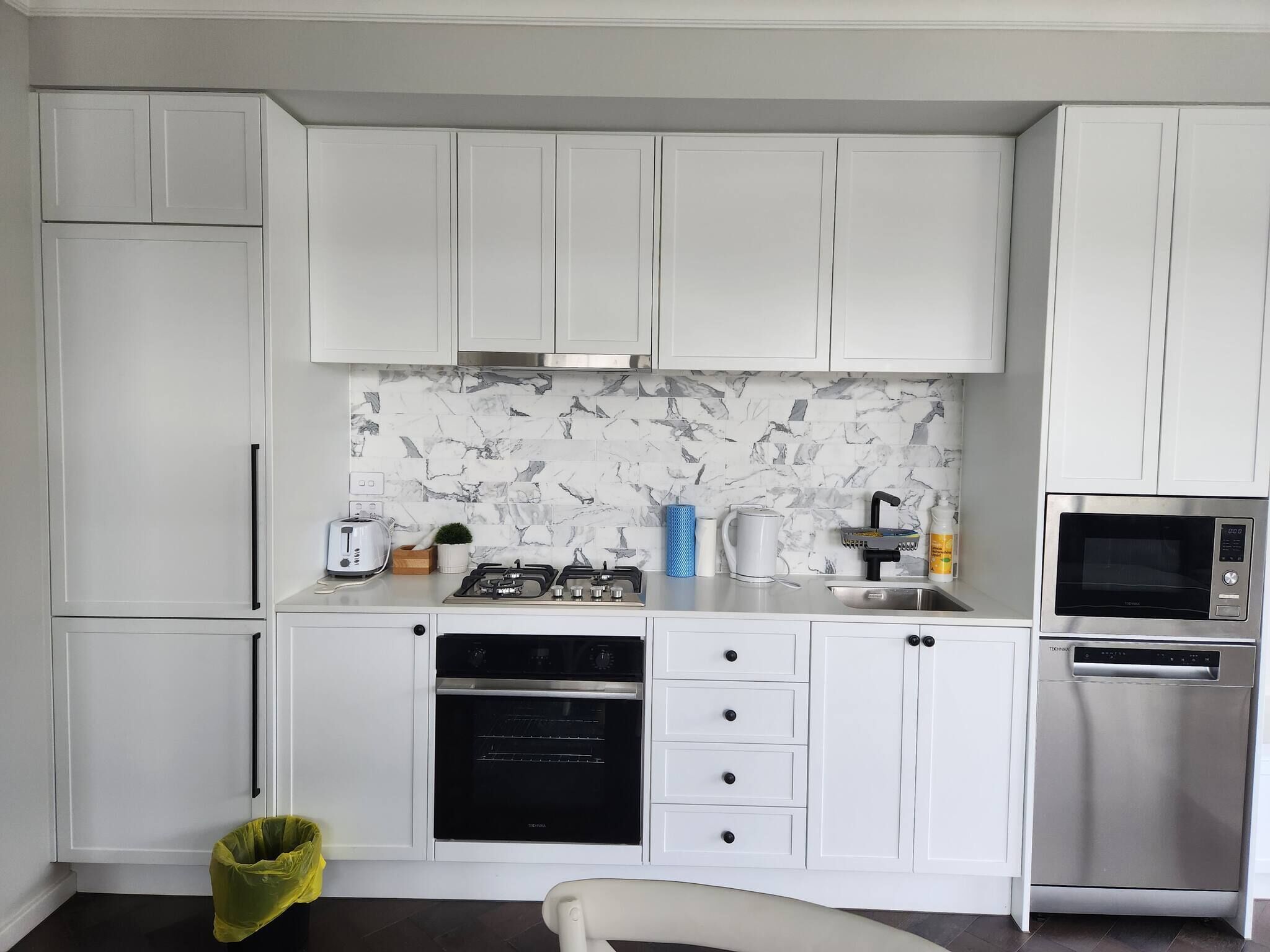 Refrigerador, microondas, horno, placa de cocina