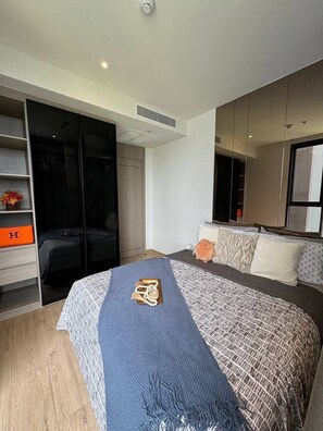 2 bedrooms, iron/ironing board, internet, bed sheets