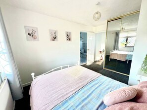 Iron/ironing board, internet, bed sheets