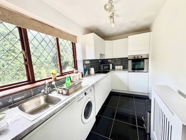 Køleskab, mikrobølgeovn, ovn, kogeplade