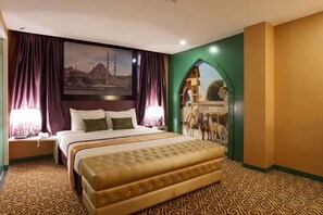 Ein Hotelzimmer mit einem großen Bett, zwei Nachttischen und einem Wandbild.