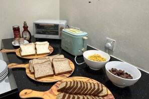 Eine Küchenarbeitsfläche mit verschiedenen Lebensmitteln und Küchengeräten.