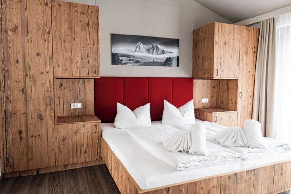 4 bedrooms, iron/ironing board, Internet, bed sheets