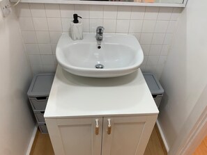 ヘアドライヤー、タオル、トイレットペーパー
