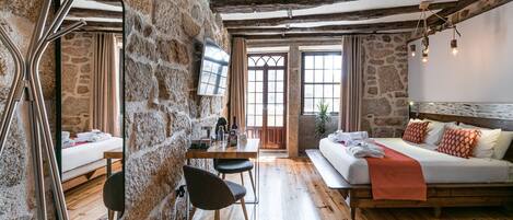 Huoneisto (Suite with Balcony)