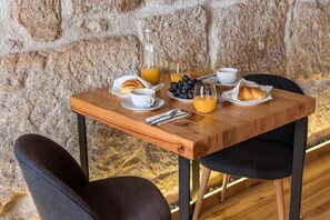 Apartment (Suite with Balcony) | Dining - Guestready - Castlerock Pub & Hotel (Porto)