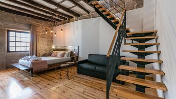 Apartamento (Superior Suite) | Escritorio, espacio para trabajar con un portátil, ropa de cama