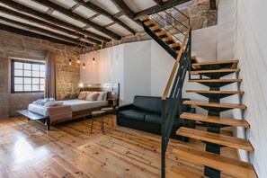 Apartment (Superior Suite) | Desk, laptop workspace, bed sheets