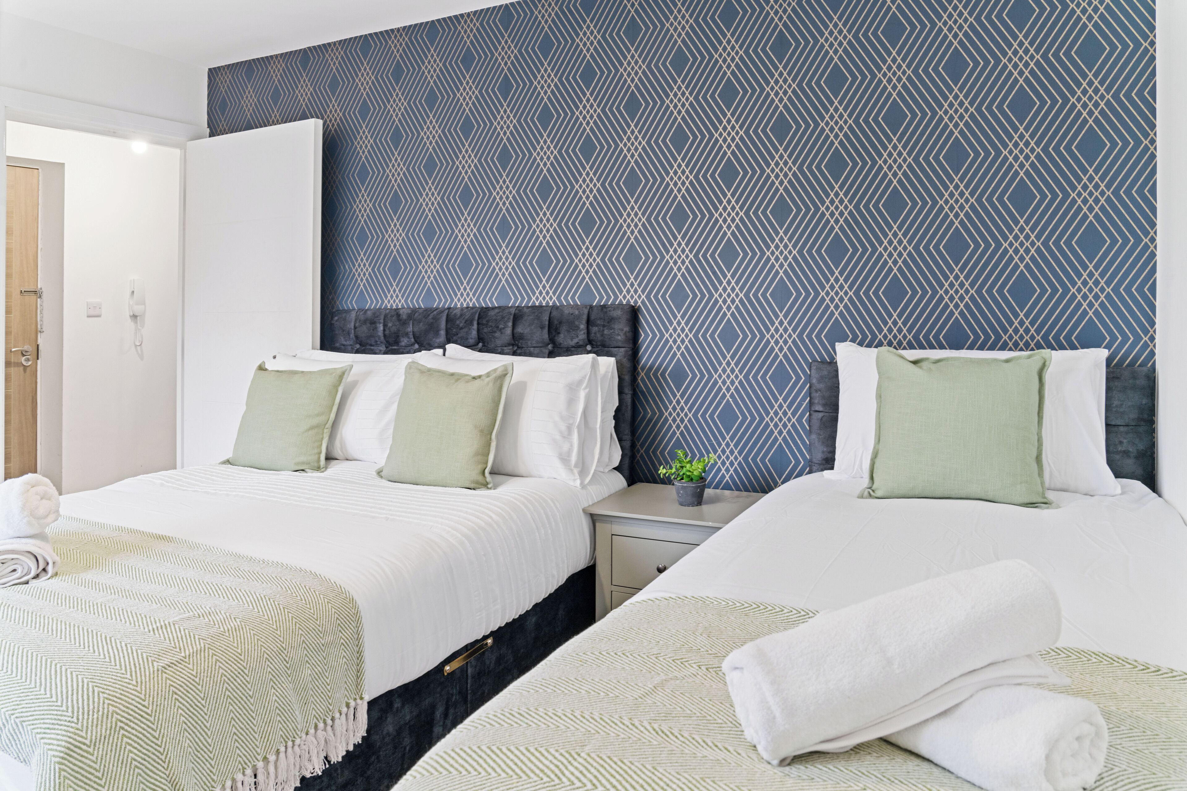 2 室のベッドルーム、アイロン / アイロン台、WiFi、ベッドシーツ