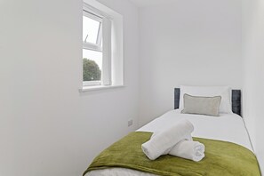 Tabla de planchar con plancha, wifi, ropa de cama