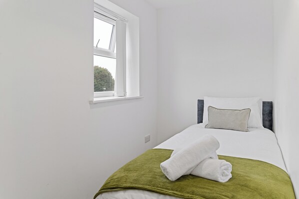 Tabla de planchar con plancha, wifi y ropa de cama 