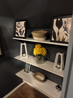 Interior - Convenient 1-BR - Fenced Backyard - Extended Stays wanted (Huntington)