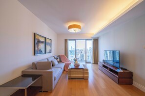 ซูพีเรียอพาร์ทเมนท์, 2 ห้องนอน, ห้องครัว, วิวเมือง | ห้องนั่งเล่น | สมาร์ททีวี