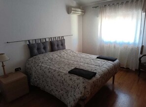 2 habitaciones, tabla de planchar con plancha, wifi y ropa de cama