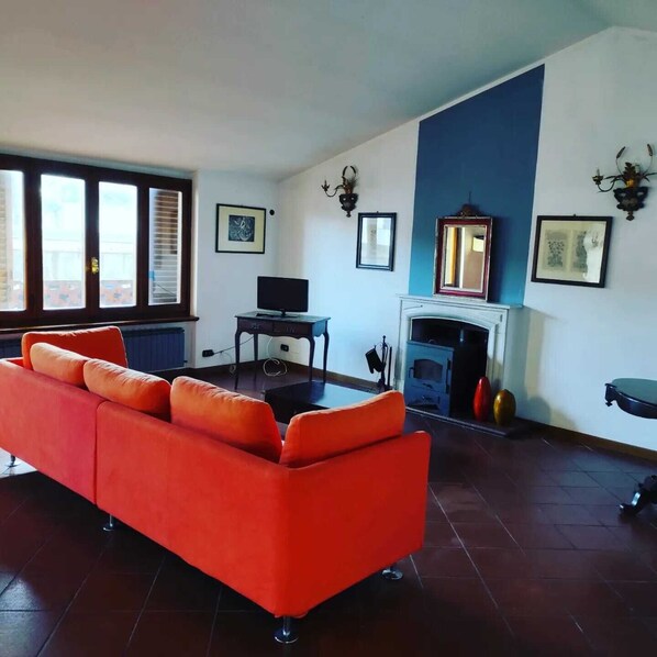 TV - Spacious apartment convenient to the station and to park the car (Viareggio)