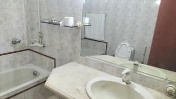 Regadera, toallas, jabón, shampoo