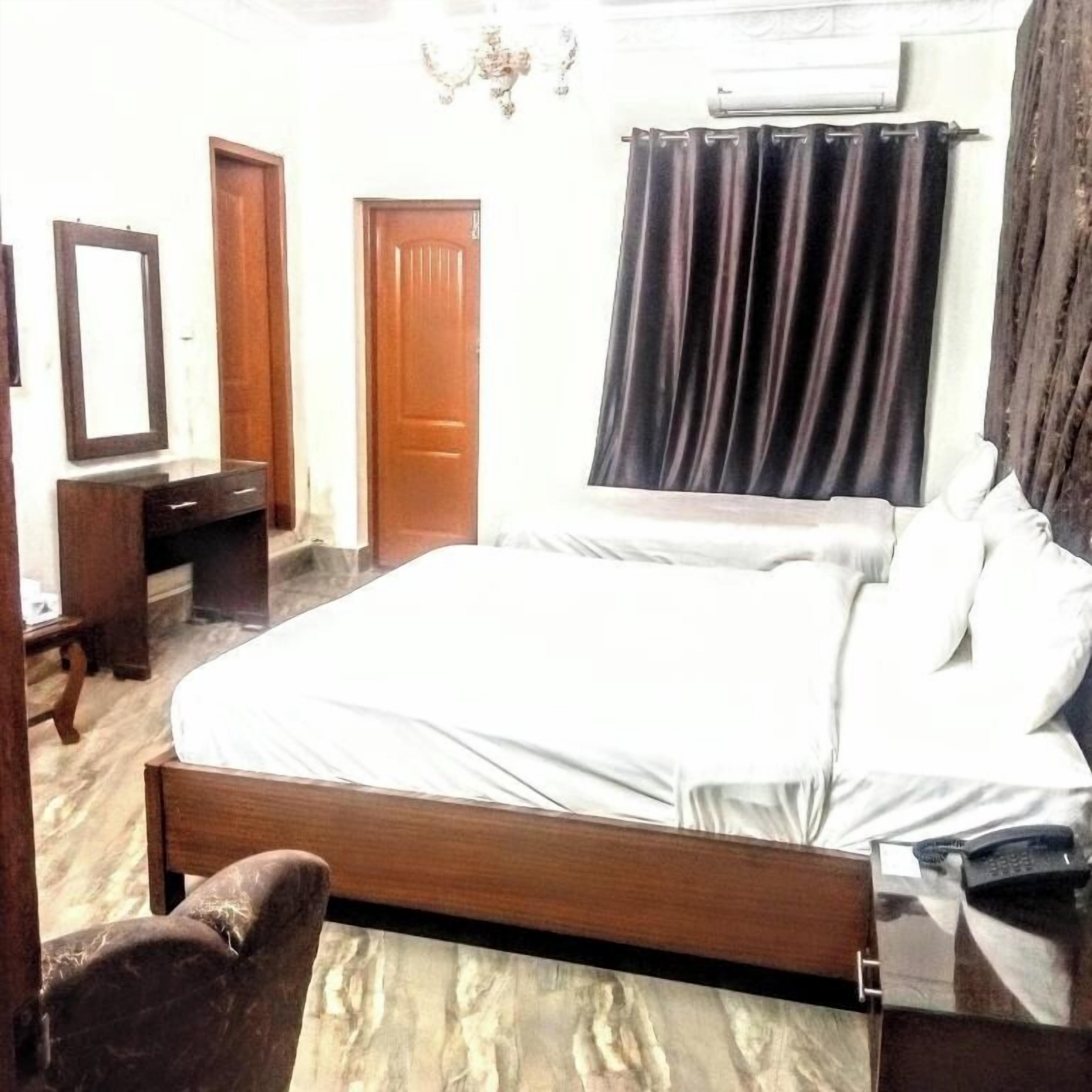 Family Room, City View | Free WiFi