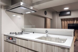 Refrigerador, microondas, placa de cocina, utensilios de cocina