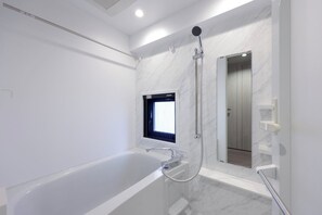 Badkar och dusch, hårtork, handdukar och schampo