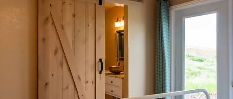 3 bedrooms, travel cot, WiFi, bed sheets