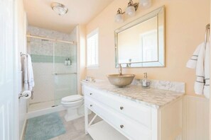 Regadera, secadora de cabello, toallas, jabón 