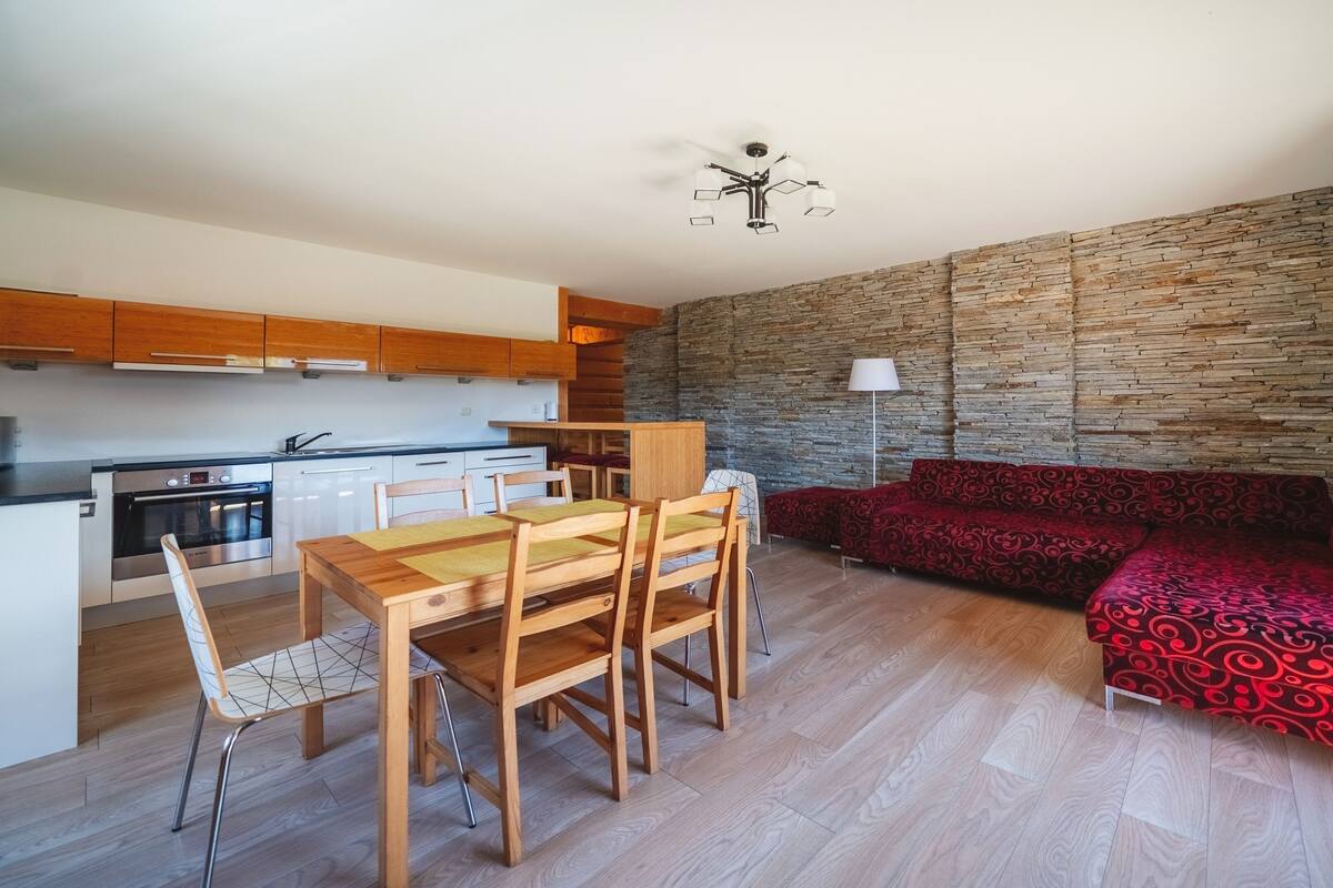 Apartament B 5 z widokiem na góry | Área de sala de estar | Televisión de pantalla plana