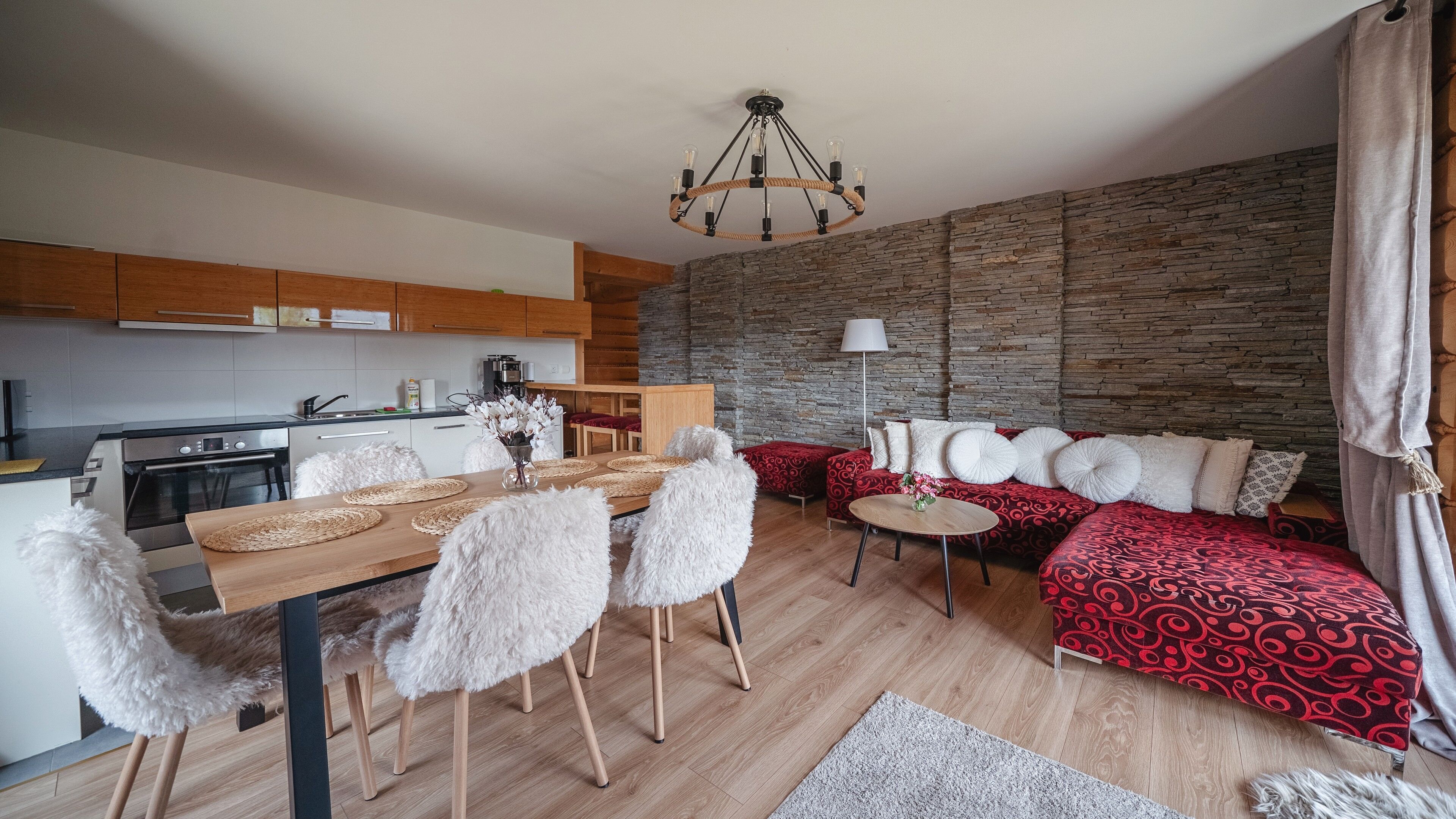 Apartament B 5 z widokiem na góry | Oppholdsområde | Flatskjerm-TV