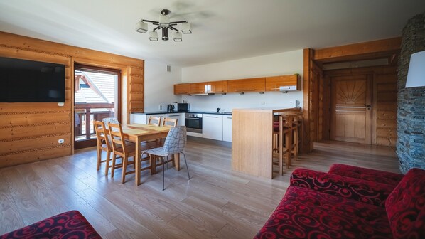 Apartament B 5 z widokiem na góry | Cocina privada | Refrigerador con congelador, parrilla de estufa y tetera eléctrica