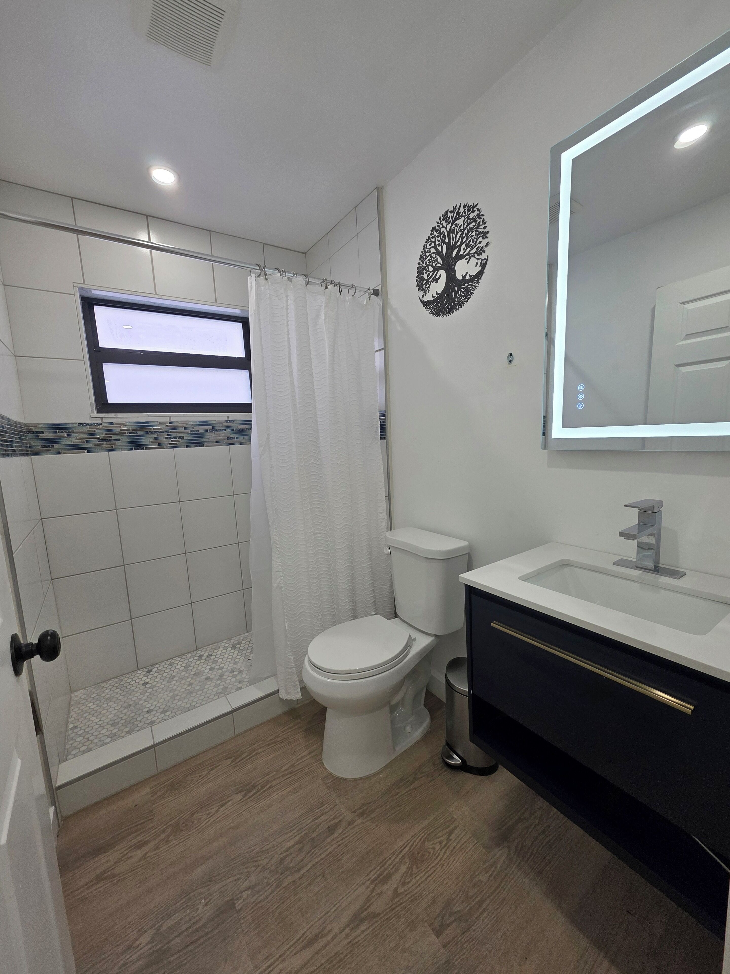シャワー、タオル、トイレットペーパー