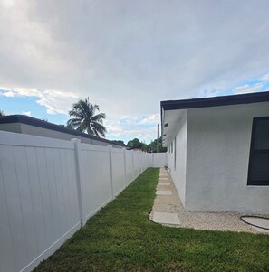 Property grounds - 3br/1ba in Delray Beach ~5 mins from beach and ~35 mins from Hard Rock Stadium! (Delray Beach)