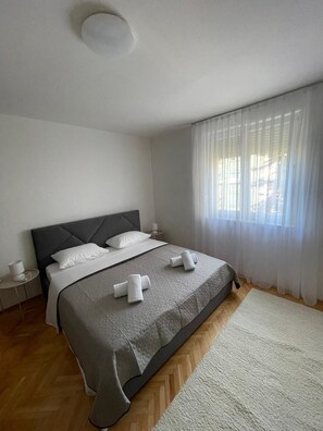 3 habitaciones, tabla de planchar con plancha y wifi