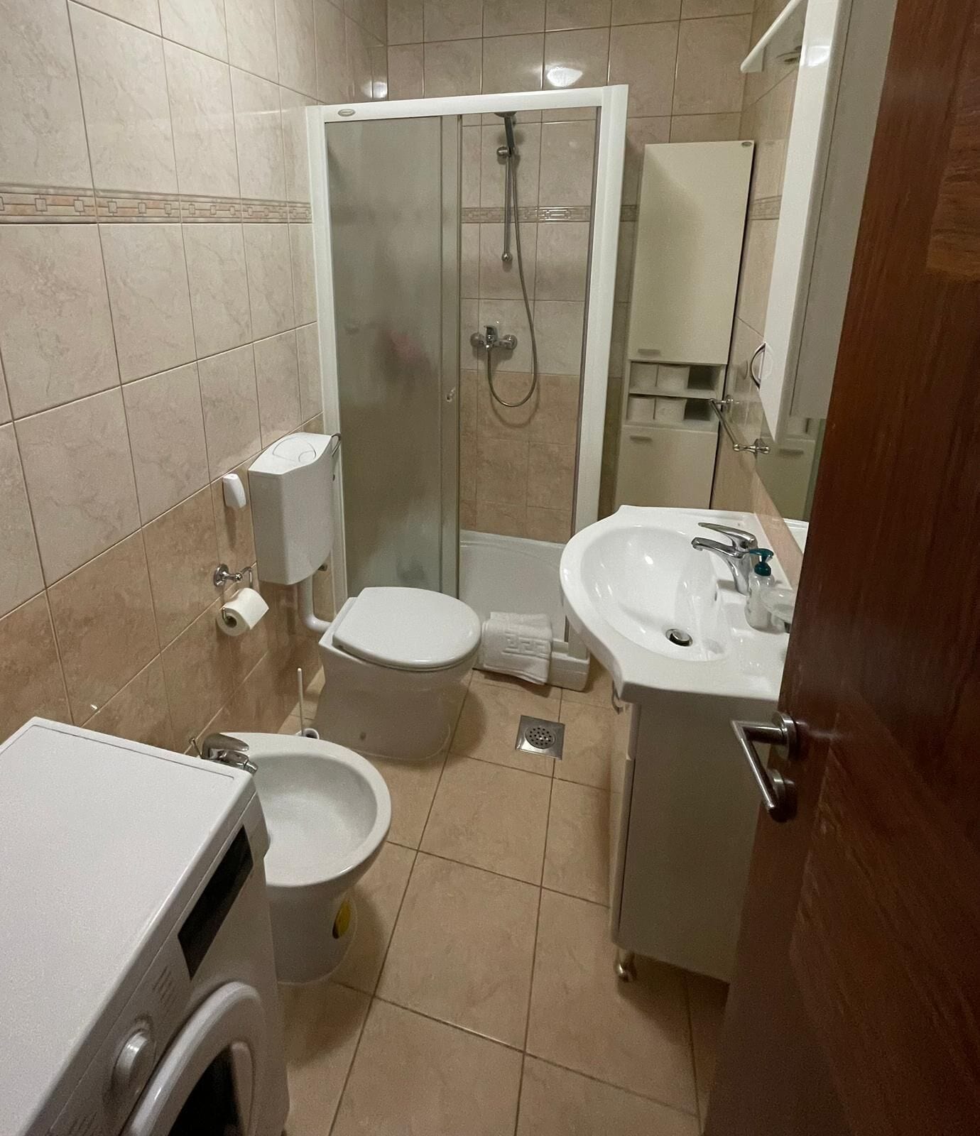 Dutxa, assecador de cabells, bidet i tovalloles 