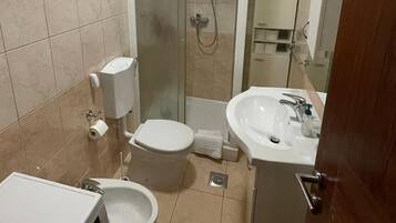 Dutxa, assecador de cabells, bidet i tovalloles